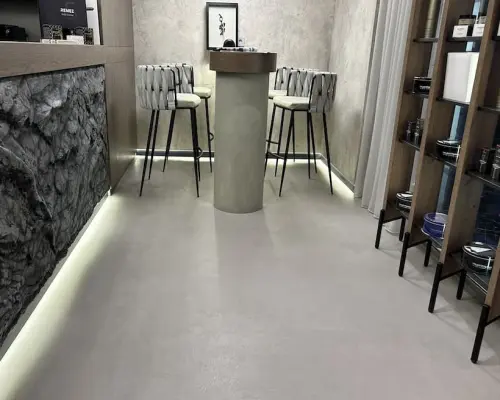 Напольное покрытие из микроцемента в цирюльне «ДОЛГОРУКОВЪ»