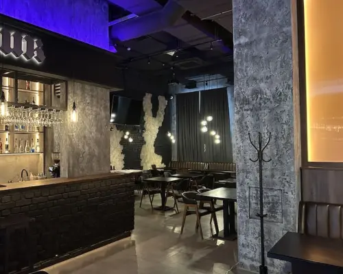 Декоративная штукатурка под бетон в ресторане